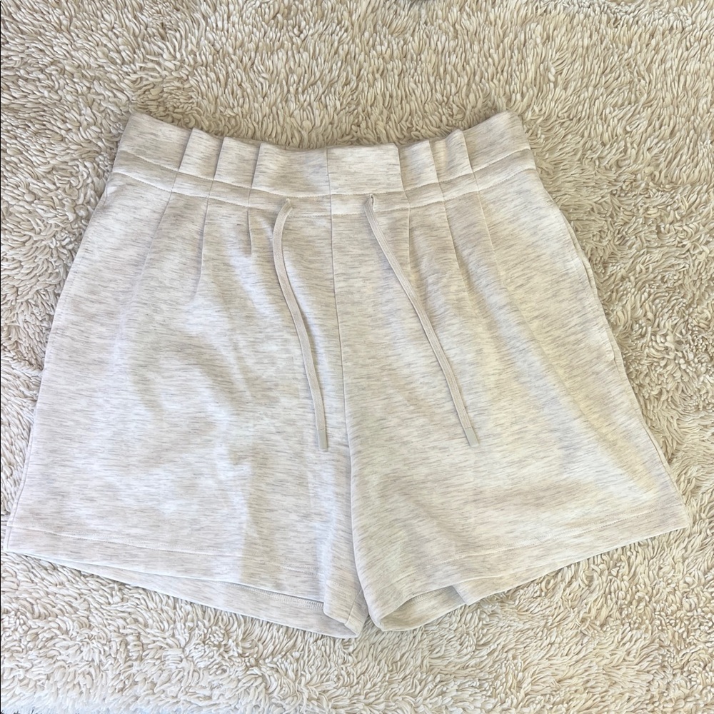 VARLEY Claude High Rise Short 4.5 in a heather cream gray color size Large NWT